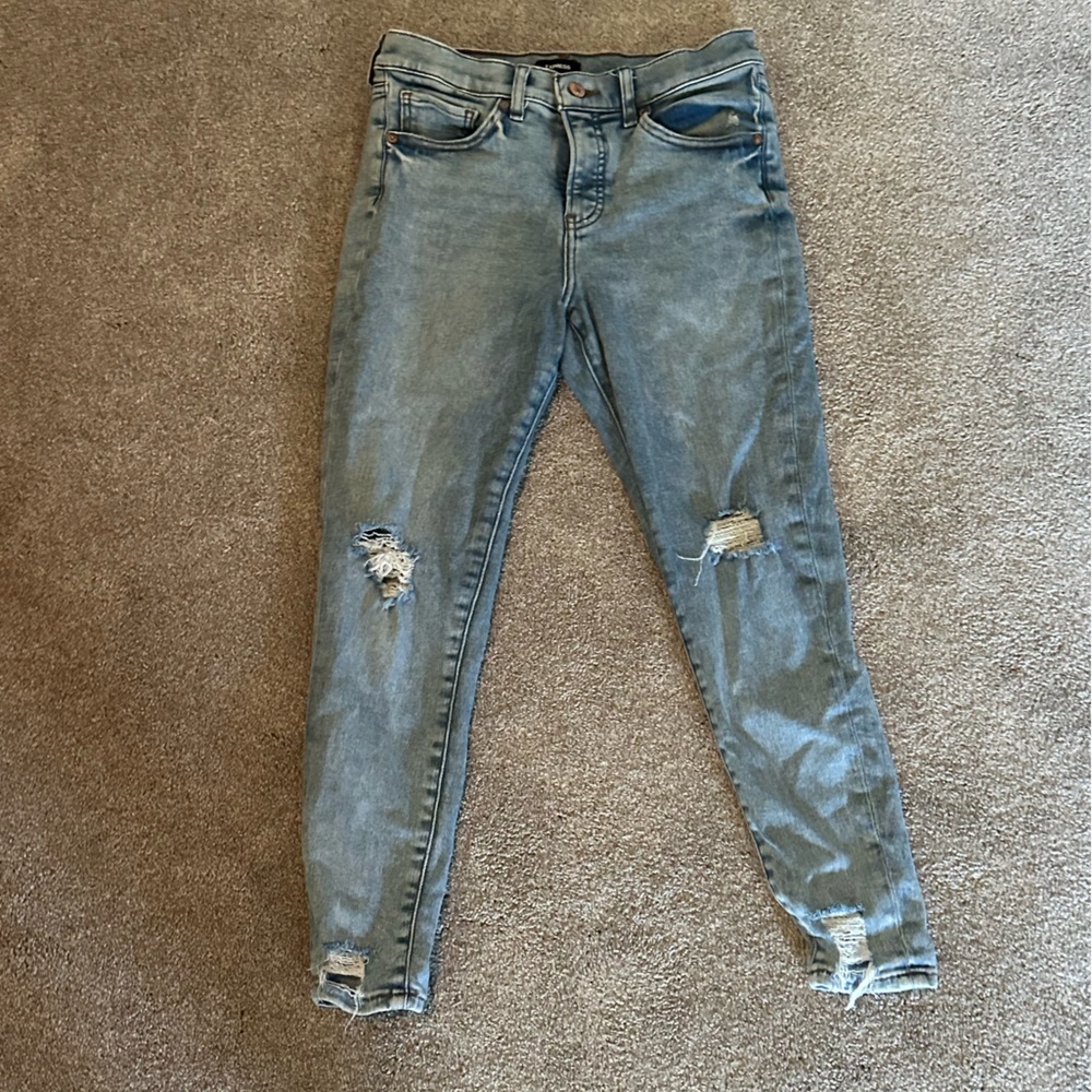 Cropped skinny mid rise Express Jeans. Distressed. 6R